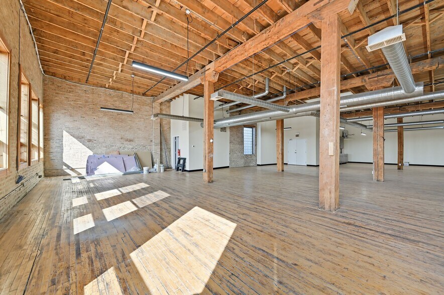 More Photos Of 2130-2140 W Fulton St, Chicago Flex For Lease