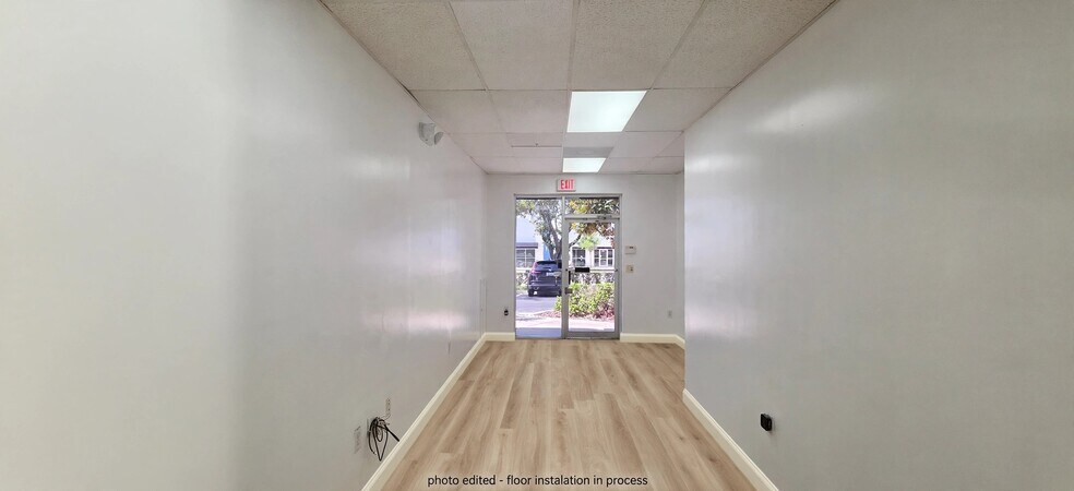 More Photos Of 7810 Kingspointe Pky, Orlando Warehouse For Lease
