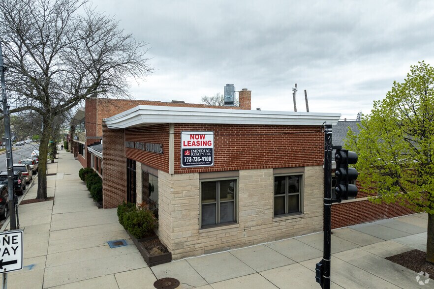 Primary Photo Of 5875 N Lincoln Ave, Chicago Loft Creative Space For Sale