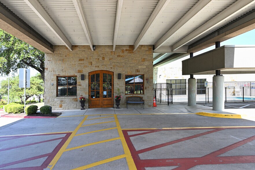 More Photos Of 8100 Bee Cave Rd, Austin Schools For Sale