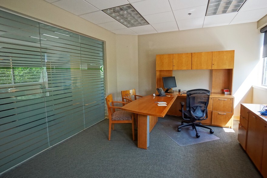 More Photos Of 6 Trafalgar Sq, Nashua Office For Lease