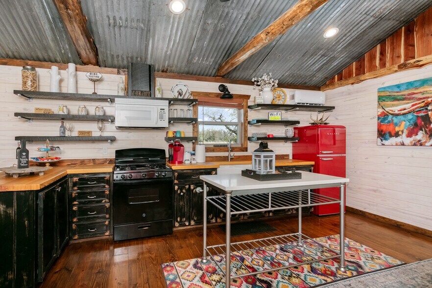 More Photos Of 100 Five Star Trl, Fredericksburg Hotel For Sale