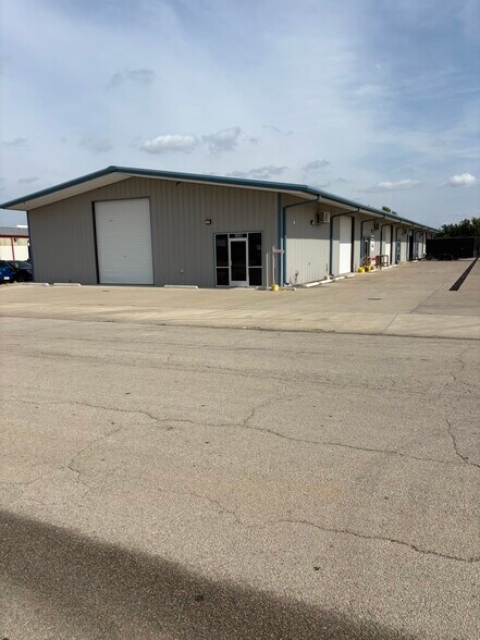 Primary Photo Of 323 Thomas Pl, Everman Warehouse For Lease