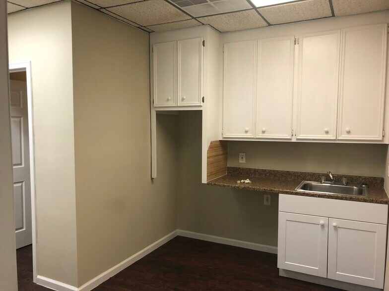 More Photos Of 3707 Fatta Dr, Dickinson Medical For Lease