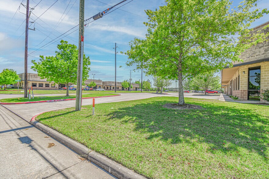 More Photos Of 500 Spring Hill Dr, Spring Unknown For Lease