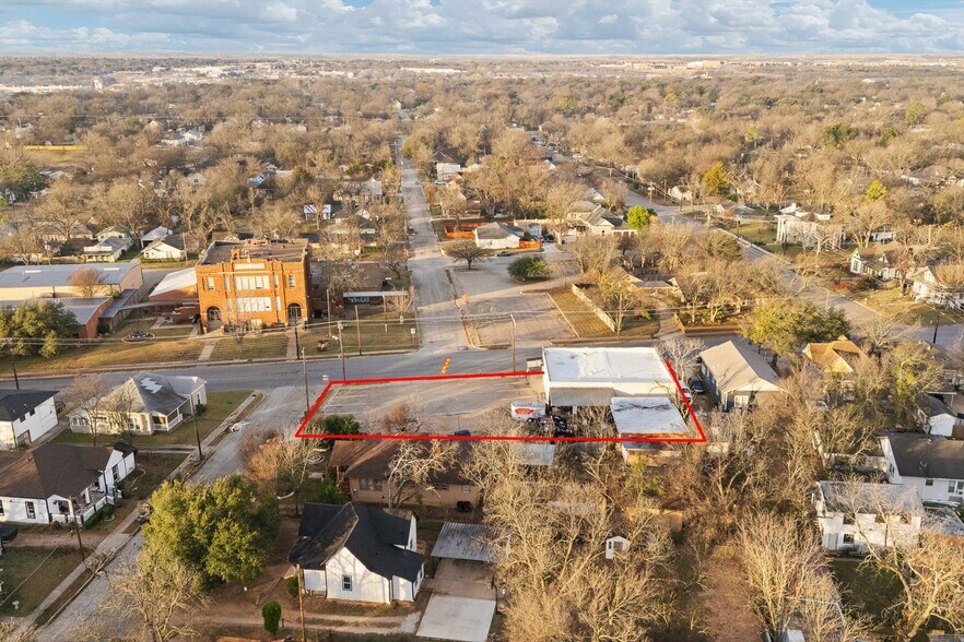 More Photos Of 504 Granbury St, Cleburne Storefront For Sale