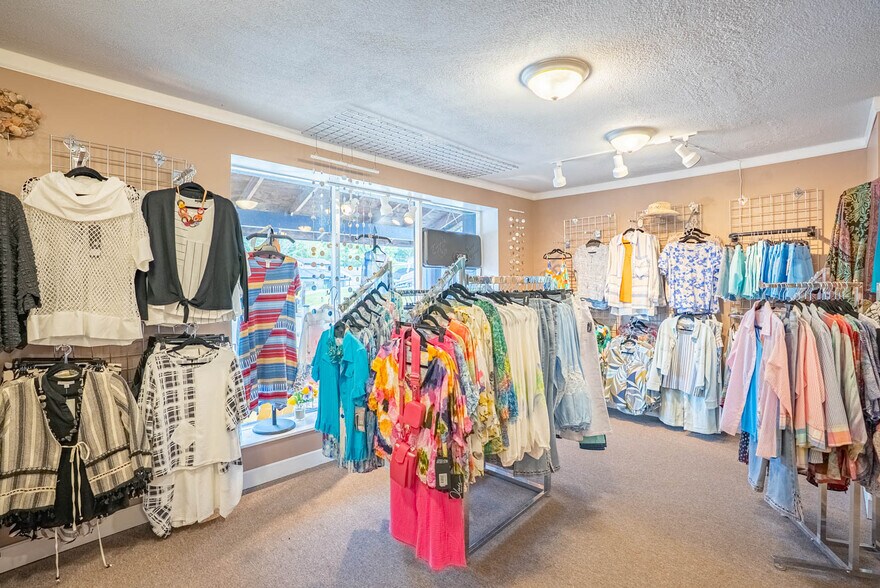 More Photos Of 8 Sunset Hills Ct, Sunrise Beach Storefront For Sale