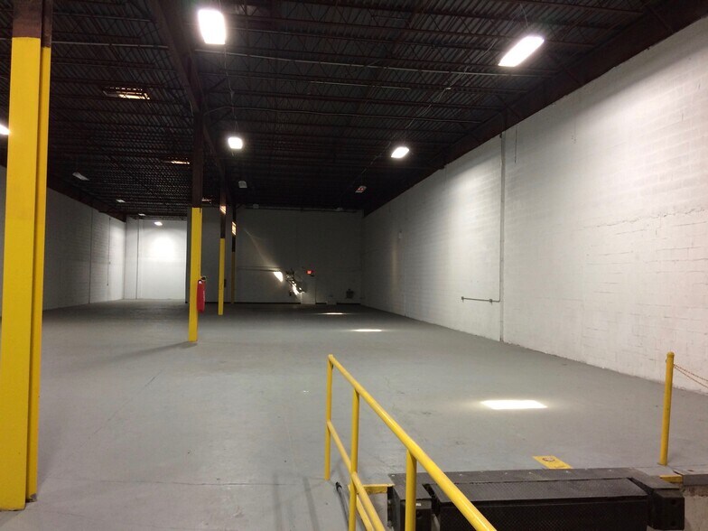 More Photos Of 2011-2031 NW 89th Pl, Miami Showroom For Lease