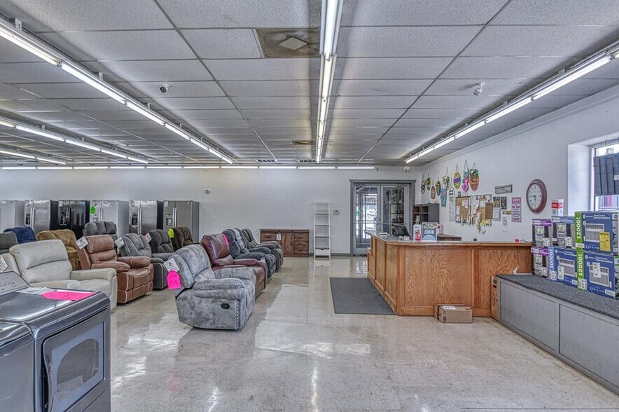 More Photos Of 102 E Central Blvd, Anadarko General Retail For Sale