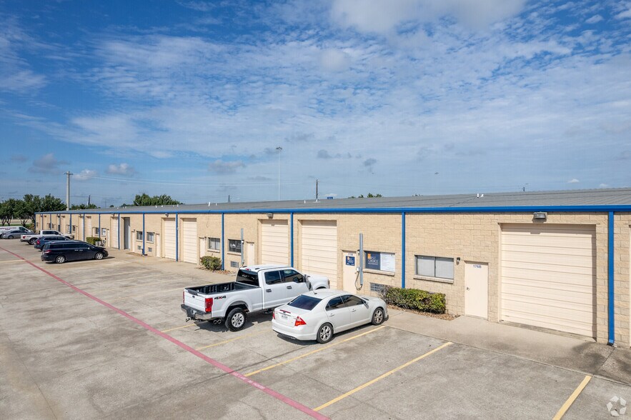 More Photos Of 15255 Gulf Fwy, Houston Unknown For Lease