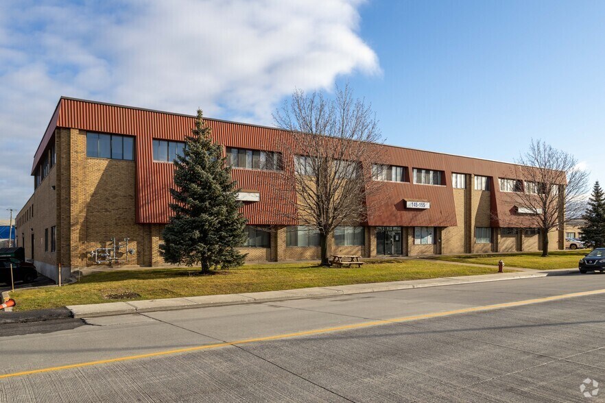 More Photos Of 127-155 Montée de Liesse, Montréal Warehouse For Lease