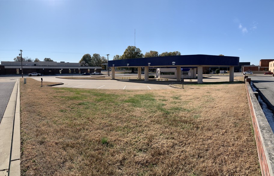 More Photos Of 325 Washington St, Paducah Bank For Lease