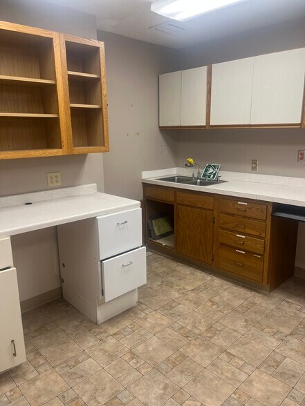 More Photos Of 318 1st St SW, New Richland Office For Sale