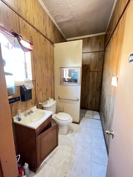 More Photos Of 423 W Plantation Dr, Clute Restaurant For Sale