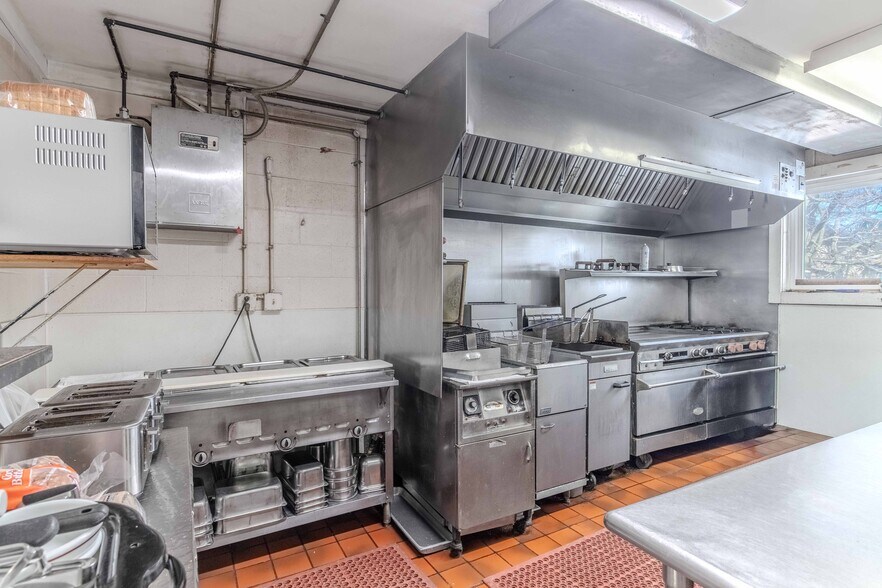 More Photos Of 407 Third St, Howe Specialty For Sale