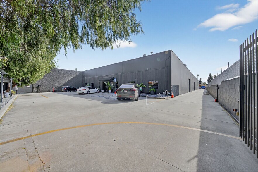 More Photos Of 20938 Osborne St, Canoga Park Warehouse For Sale