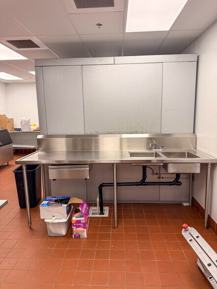 More Photos Of 1521 E Nob Hill Blvd, Yakima General Retail For Lease