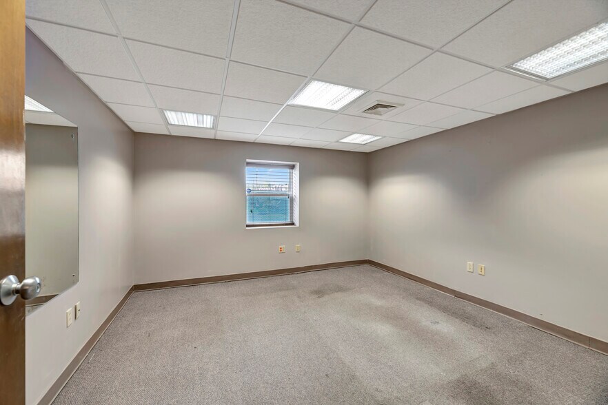 More Photos Of 101 N Gray Ave, Wilmington Medical For Sale