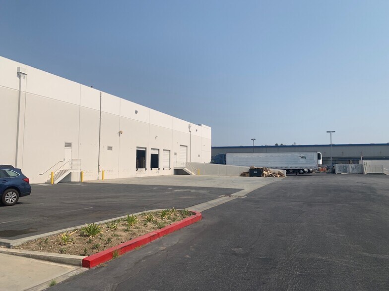 More Photos Of 5866 Smithway St, Commerce Warehouse For Lease
