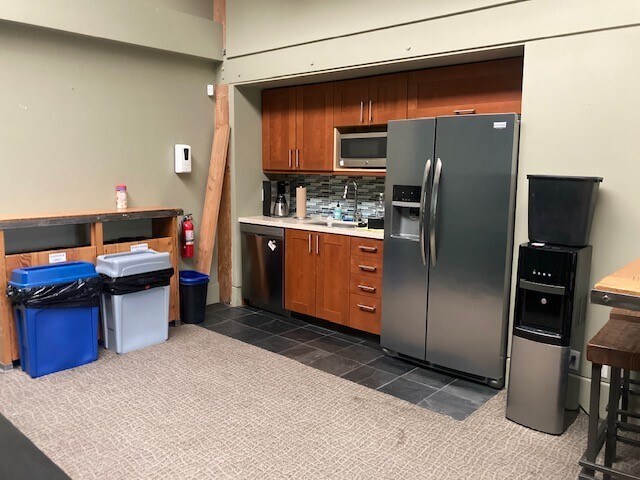 More Photos Of 1175-1195 Park Ave, Emeryville Showroom For Lease