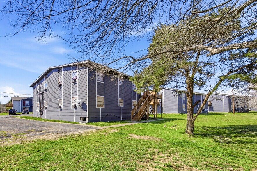 More Photos Of 1105 Westwood Ln, Giddings Apartments For Sale