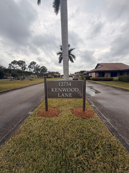 More Photos Of 12734 Kenwood Ln, Fort Myers Office For Sale