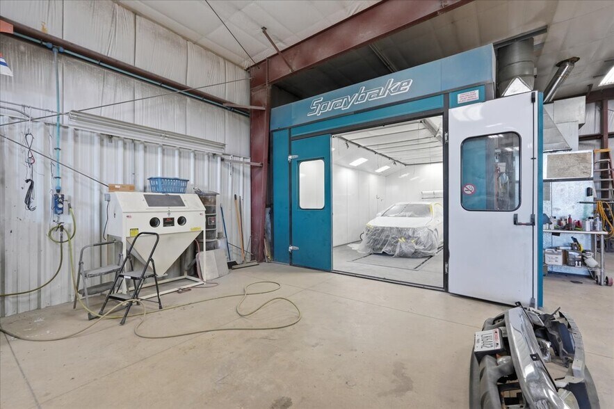 More Photos Of 590 Commercial Ave, Waterloo Auto Repair For Sale