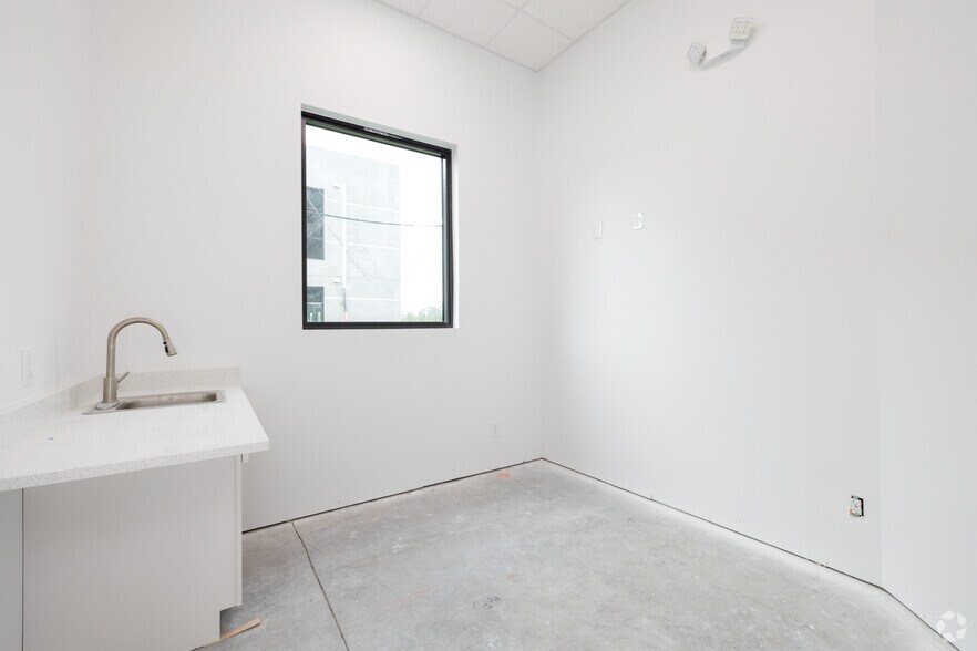 More Photos Of 14210 Metropolis Ave, Fort Myers Office For Lease