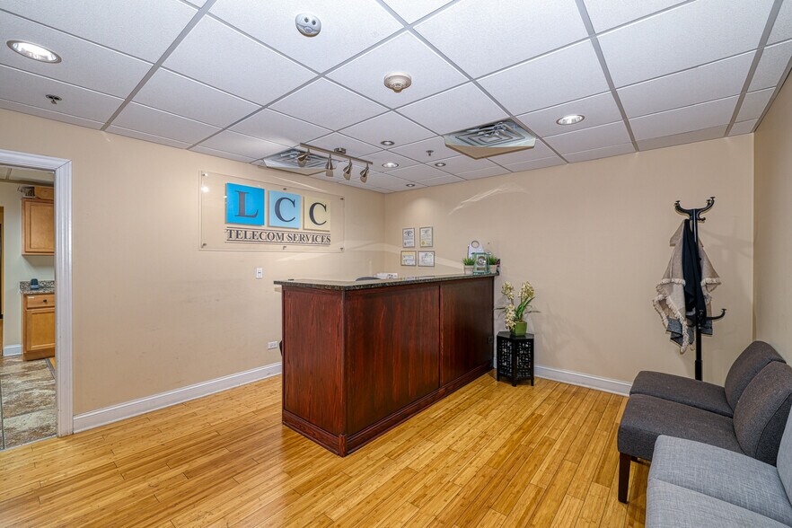 More Photos Of 10700 W Higgins Rd, Rosemont Loft Creative Space For Sale