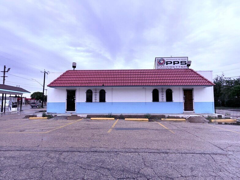 More Photos Of 1246 S General McMullen Dr, San Antonio Storefront Retail Office For Lease