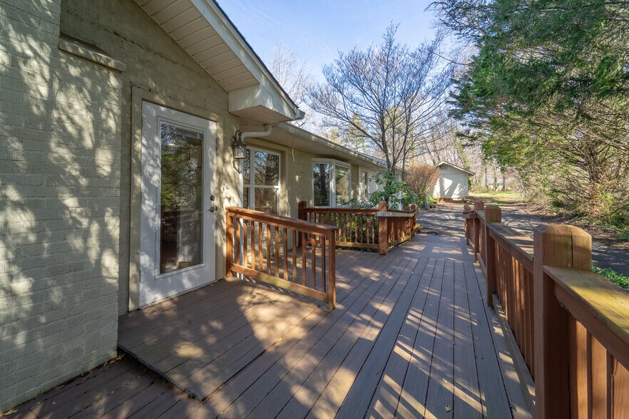 More Photos Of 156 White Oak St, Franklin Medical For Sale