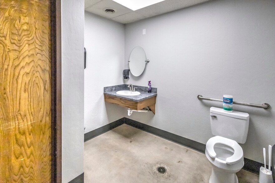 More Photos Of 1909 N Highway 81, Duncan Auto Dealership For Sale