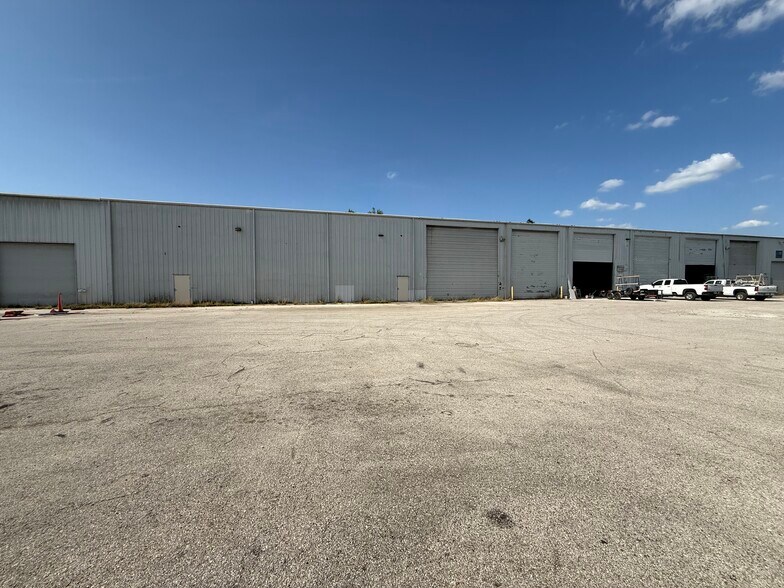 More Photos Of 1505 Brittmoore Rd, Houston Warehouse For Lease