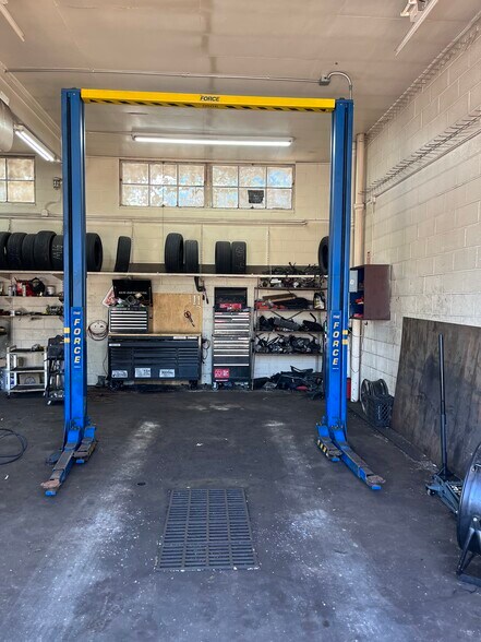 More Photos Of 613 E 200th St, Cleveland Auto Repair For Sale