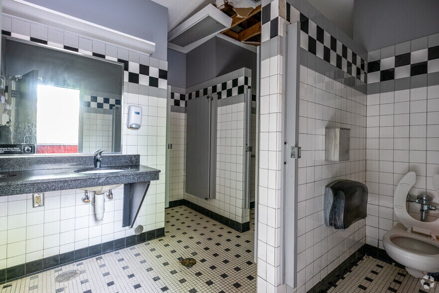 More Photos Of 4684 N Patterson Ave, Winston-Salem Restaurant For Sale