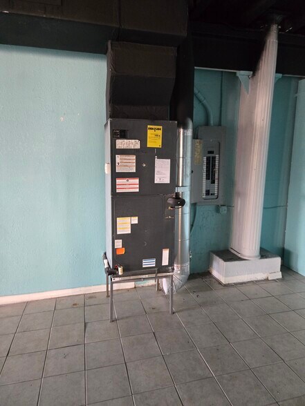 More Photos Of 211 Missouri Ave N, Largo Storefront Retail Office For Lease