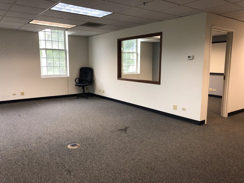 More Photos Of 127 S First St, Geneva Office Residential For Lease