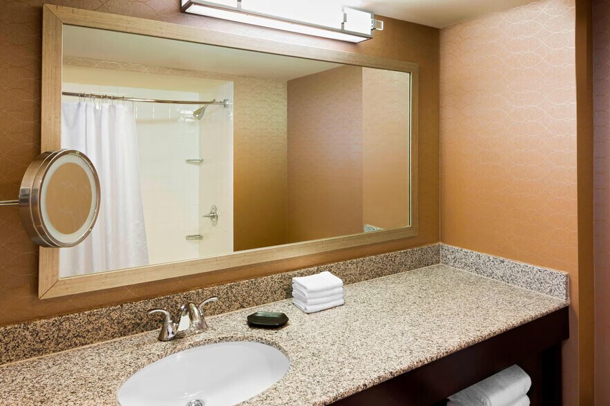 More Photos Of 4 Galleria Blvd, Metairie Hotel For Sale