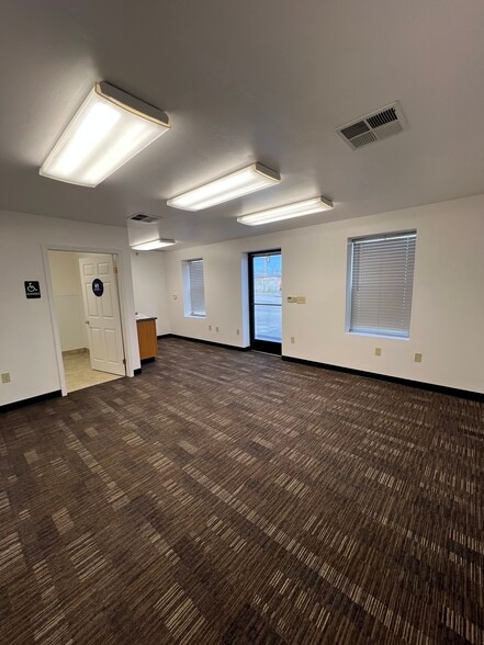 More Photos Of 8032 Dimiller Dr, Bakersfield Warehouse For Lease