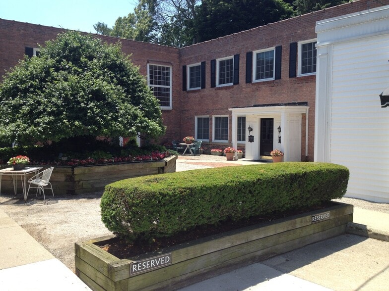 More Photos Of 377 Fisher Rd, Grosse Pointe Farms Storefront Retail Office For Lease