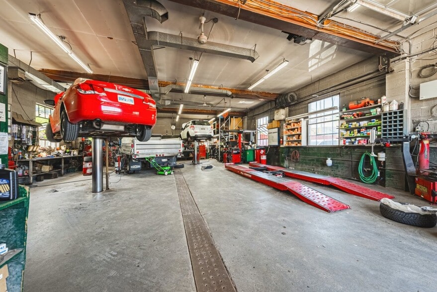 More Photos Of 21 Union St, Brampton Auto Repair For Sale