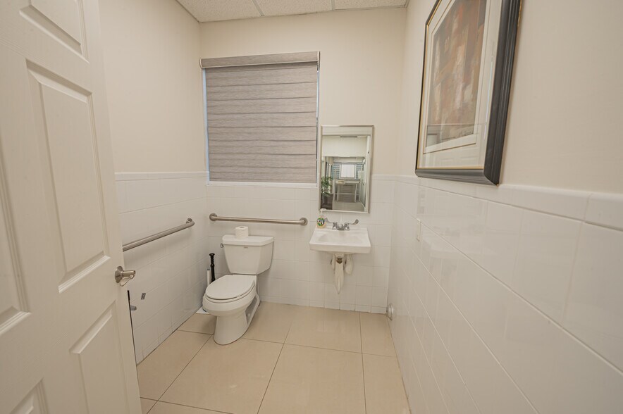 More Photos Of 20810-20818 W Dixie Hwy, Miami Medical For Sale