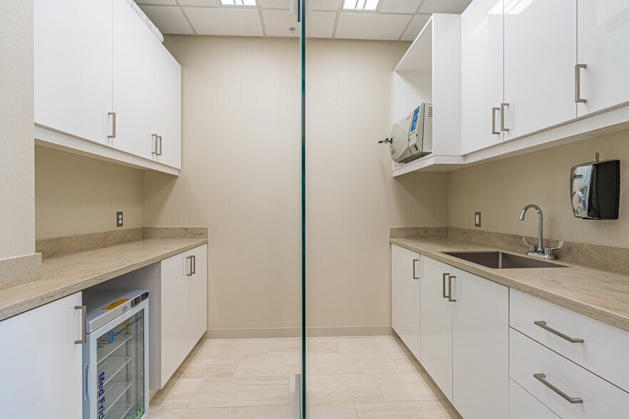 More Photos Of 1333 3rd Ave S, Naples Medical For Lease