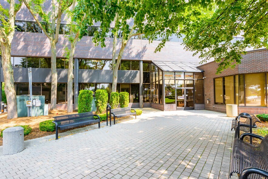 More Photos Of 10 S Main St, Mount Clemens Office For Lease