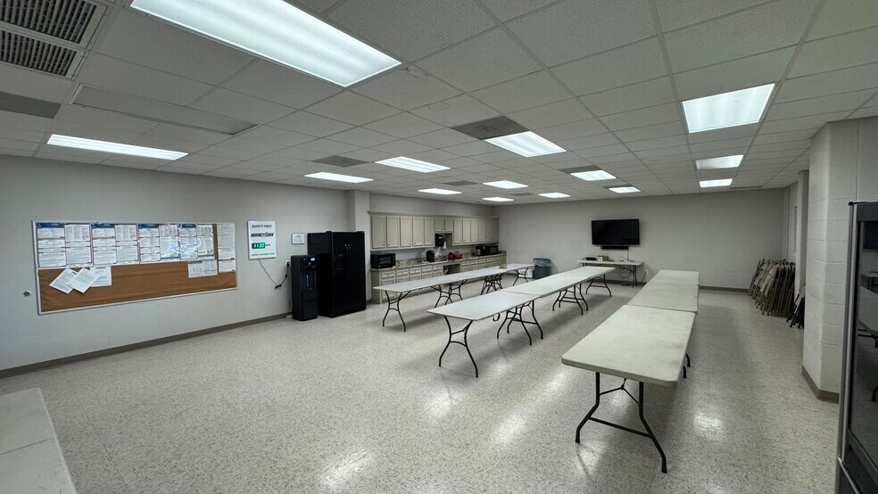 More Photos Of 6327 Thompson Rd, Baytown Truck Terminal For Lease