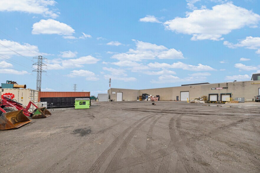 More Photos Of 4790 North Service Rd E, Windsor Distribution For Lease