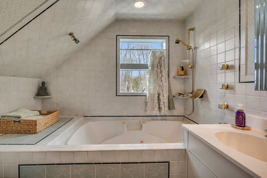 More Photos Of 261 Rt 34, Colts Neck Veterinarian Kennel For Sale