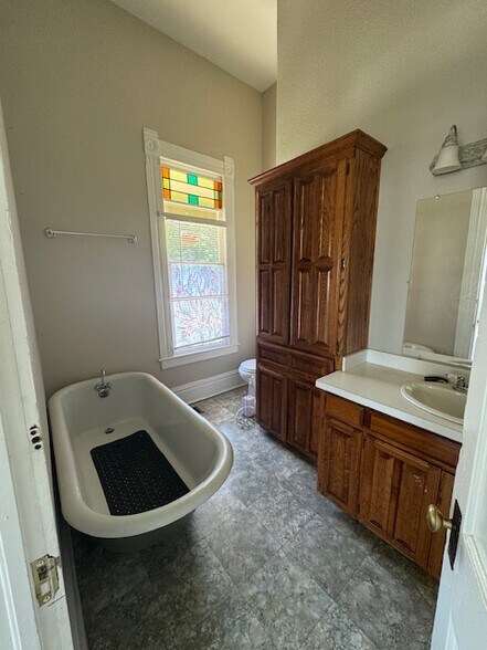 More Photos Of 612 S Rogers St, Waxahachie Office For Sale