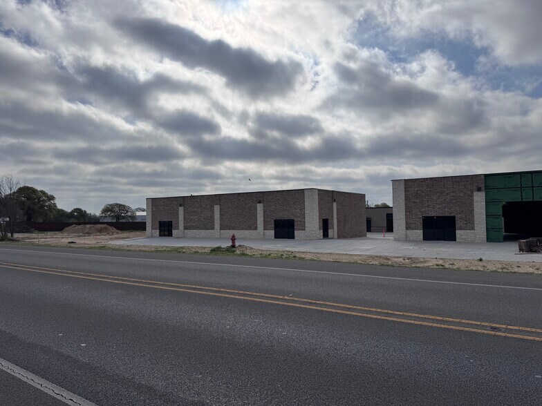 More Photos Of 13008 S FM 730, Azle Flex For Lease