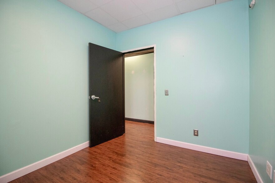 More Photos Of 285 N Main St, Troutman General Retail For Lease